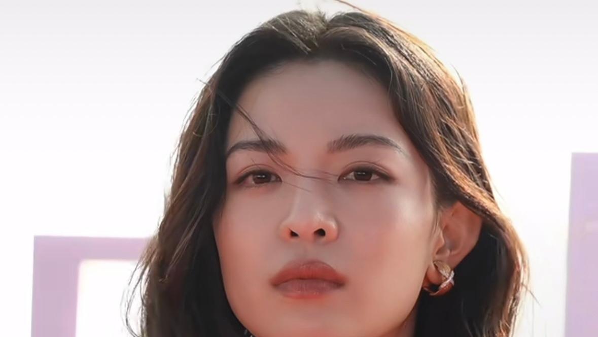 钟楚曦短发造型亮相巴黎红毯 演绎多元时尚新魅力