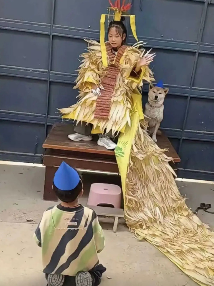家长不在家，姐姐登基了，旁边的狗子到底是什么职位？