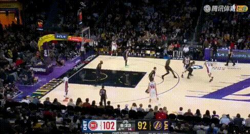 神坑！詹姆斯末节连续失误，3分钟带崩湖人。
先是篮板后被断送犯规，又接球失误被反