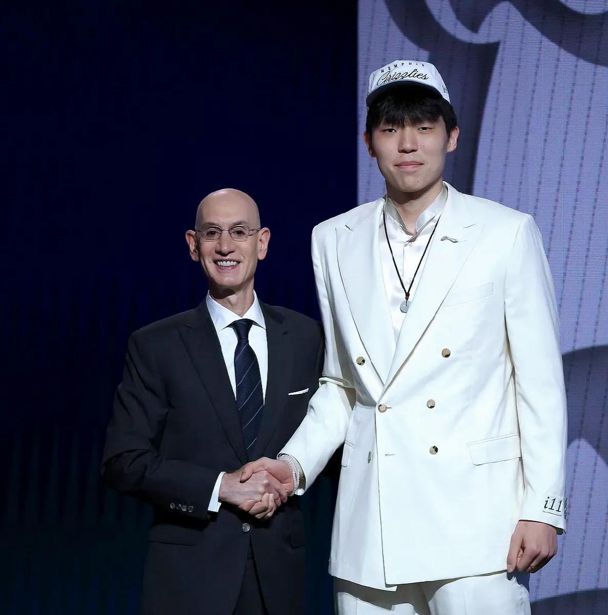 首轮秀真值钱！杨瀚森将和开拓者签下4年2139万美元的新秀合同
今日选秀大会，中