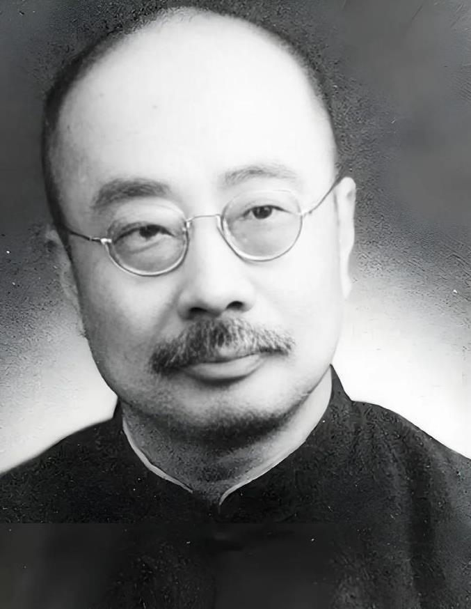 1936年，鲁迅去世的第2天，和鲁迅反目成仇13年的弟弟周作人，若无其事地去学校