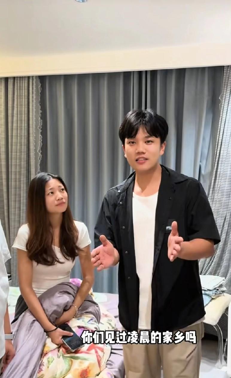 解清帅和表弟凌晨拉起大妹去工作，这是真有心了。
睡眼惺忪的解梁静被解清帅和表弟从