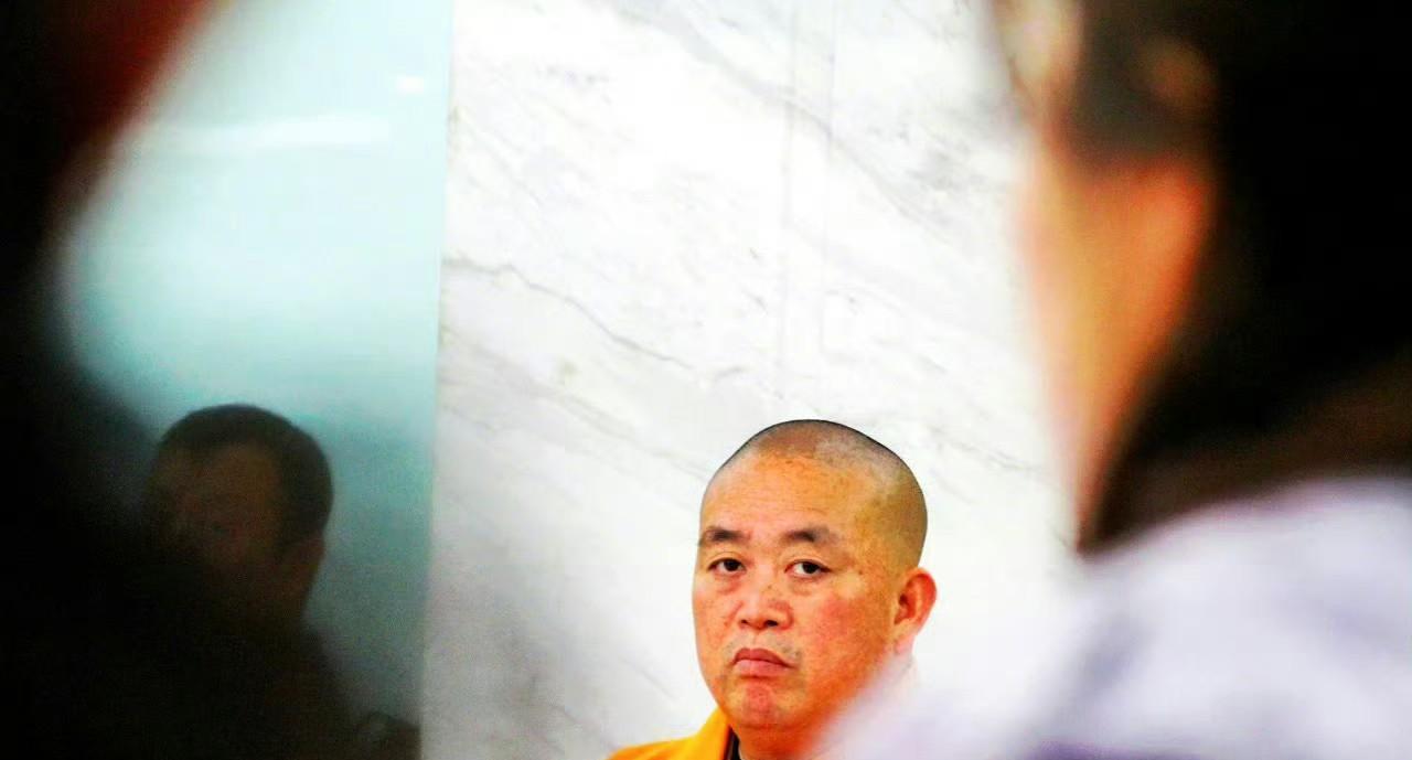 释永信老实说，第一次从视频中看到这个人，感觉这人不像是僧人，满眼充满了精明和算计