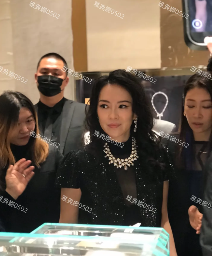 成都太古里见到章子怡，她确实是骨相美女本人五官精致脸巨小，眼睛很有神，身材也特别