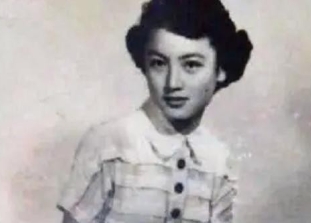1975年，在东北深山，一个猎人发现一具骨骸，心里很难受，当他看到骨骸旁的破烂本