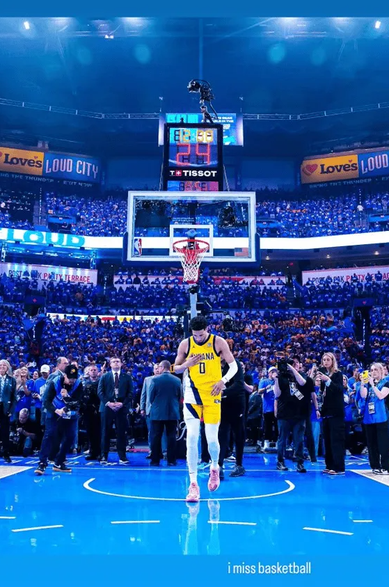美媒ClutchPoints转发了哈利伯顿的ins。
哈利伯顿晒出一张在雷霆主场