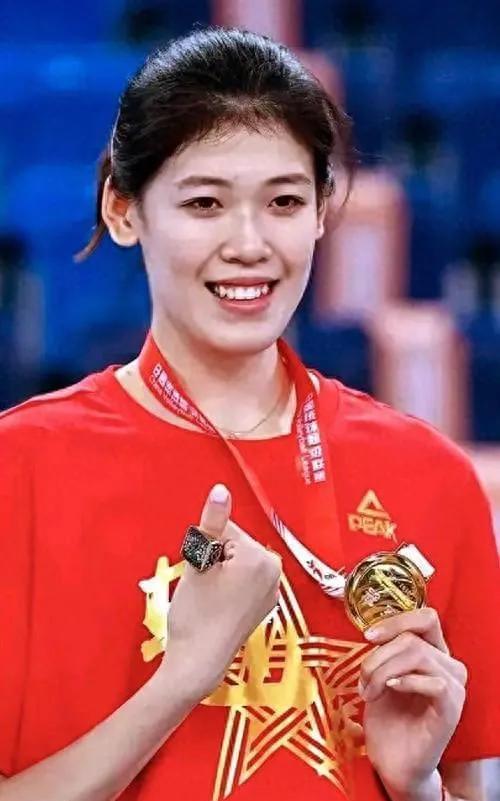 李盈莹为什么在同样的扣球高点，同样的到位点，同样的传球速率下，进攻成功率就比国内