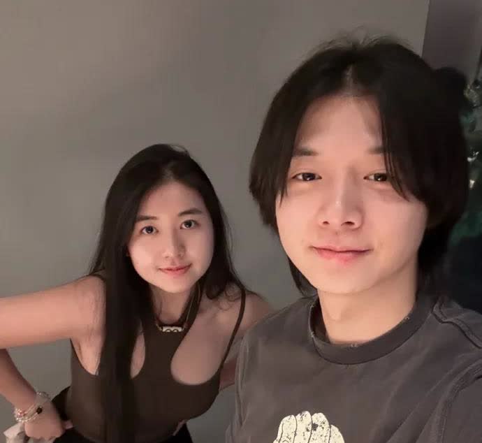 霍尊最新动态！6月10日，霍尊在北京与刚刚毕业归国的妹妹小聚合影！

妹妹霍