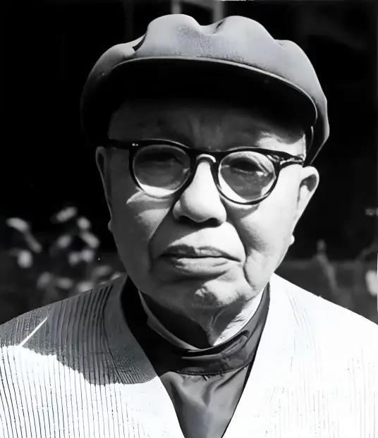1957年，开国元勋谭震林回乡调研，途经一家国营粮店窗口，发现这窗口有一米多高，