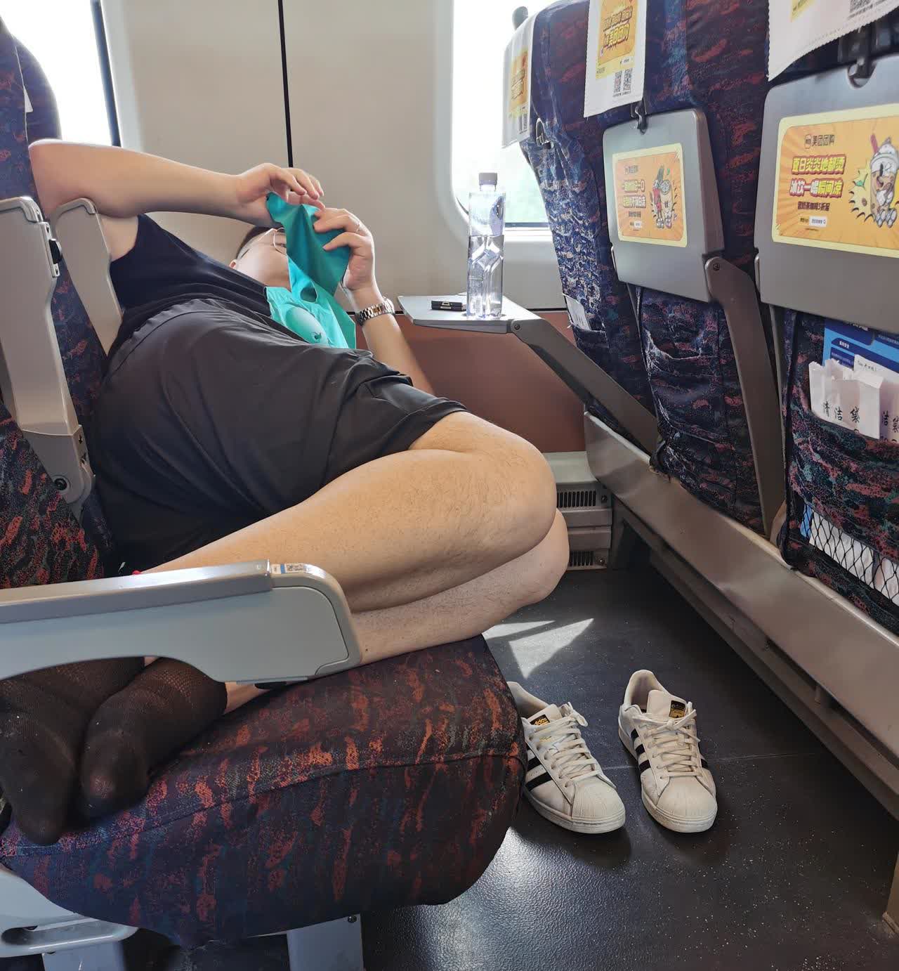 坐车遇到最恶心的垃圾人
今天坐车的时候，偶遇一位奇葩的邻座。
可能今天这趟车