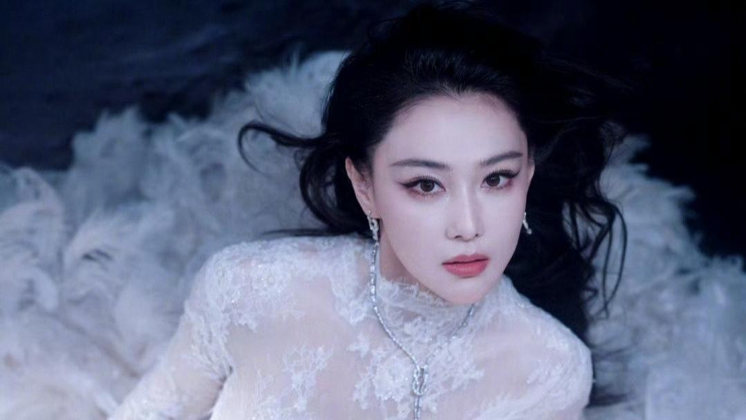 张馨予红毯“定海神针”：25斤礼服压出顶级气场