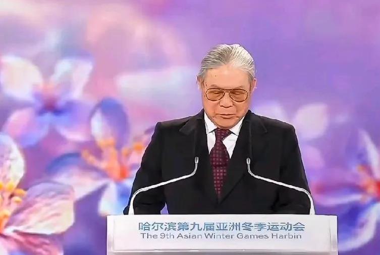 在哈尔滨亚冬会开幕式上，霍震霆用英语进行了简短而富有激情的致辞，令人印象深刻。