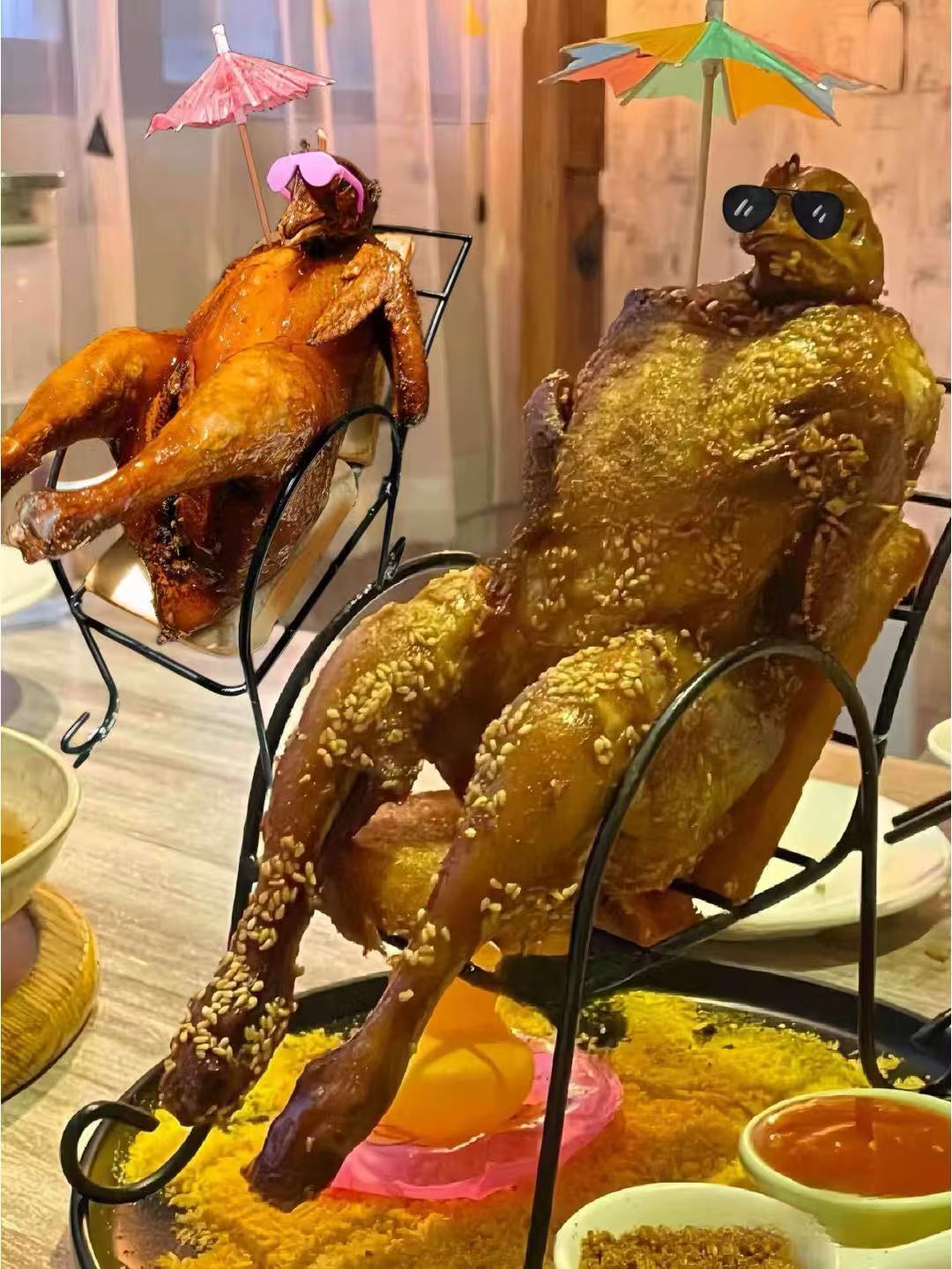 这只鸡这辈子没这么享受过吧