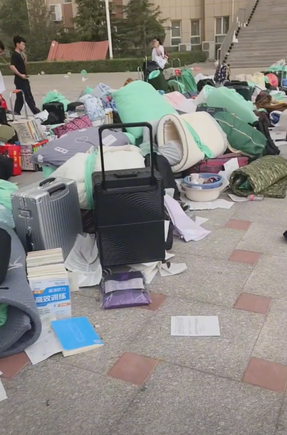校方回应高考没结束清理宿舍问题，提前让学生搬铺盖到操场是应家长要求，但未预料到会