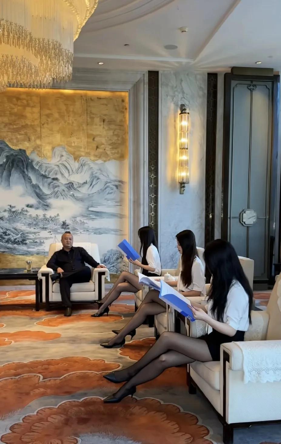 #记录我的2025#老总在上面开会发话，不知这个项目工作落实得怎么样，就知道手下