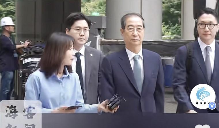 韩德洙首次出庭受审，精神状态看起来还不错，就和在拘留所里的人状态不一样！
韩德洙