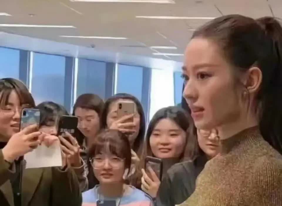 郎朗老婆吉娜，垫大欺客！

郎朗老婆吉娜两次亮相，

身材却大变样，
