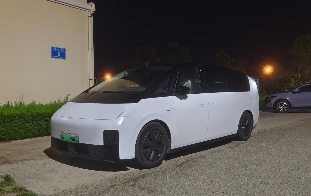 昨晚偶遇一辆理想MEGA
我还是比较喜欢这个造型的，比较科幻
我这也属于一个度假