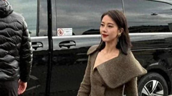 46岁高圆圆光腿穿大衣秀美腿，难怪“声名狼藉”的她能拿下赵又廷