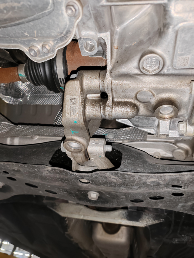 8000公里不到威朗变速箱发现渗油
7600公里，做保养发现变速箱渗油，师傅清理