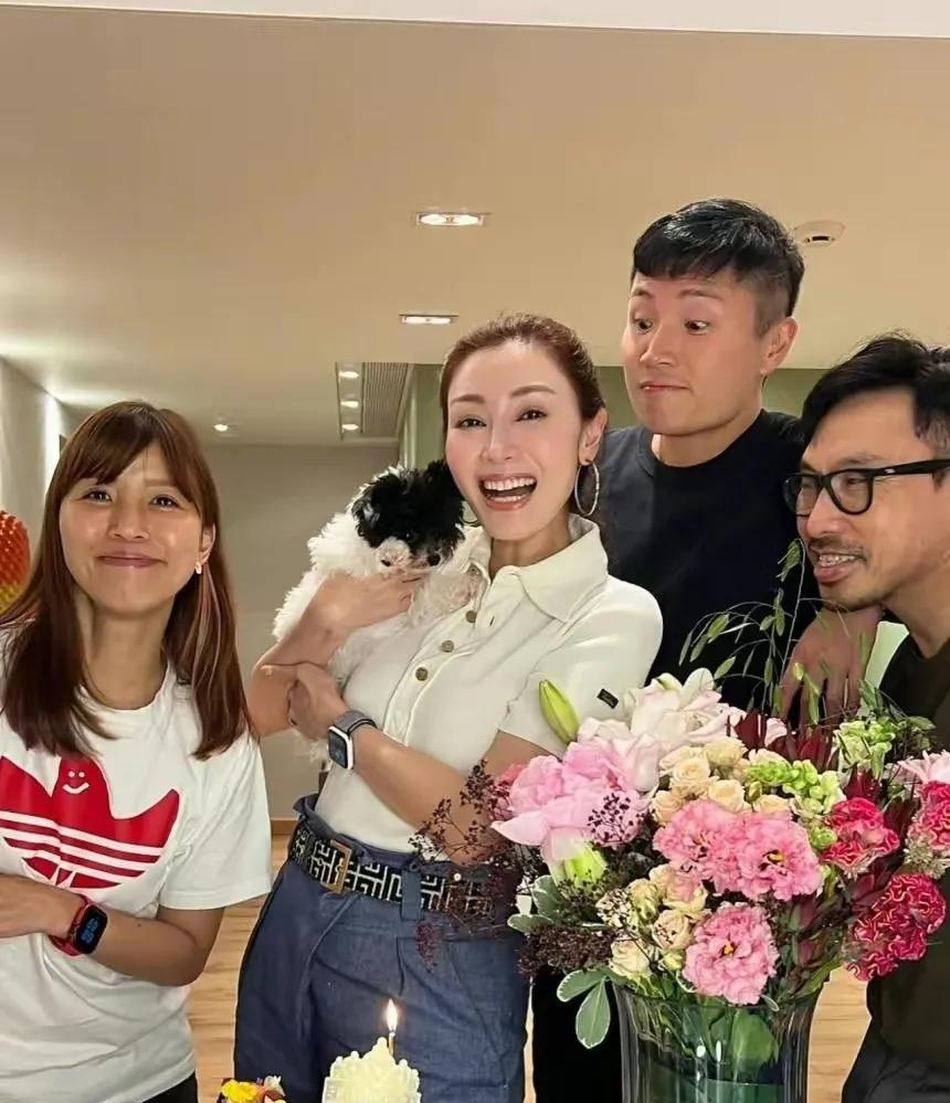 你们发现没有！
港星真的不会老的那种！
55岁李嘉欣庆生照炸场！
polo衫配毽