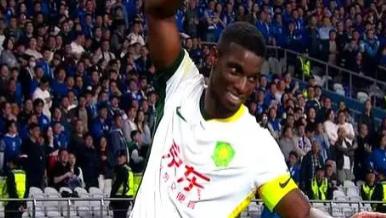 沪媒反击！曝光米内罗疑似遭法比奥肘击的视频，后者攻进绝平球！