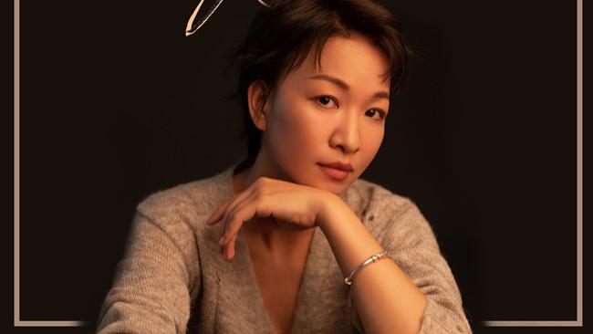 周华容倾情演绎情歌《在哪里》 动人嗓音寻觅真实情感