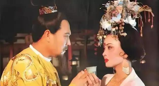 杨贵妃死后，用褥子包裹，草草葬于路边。第二年唐玄宗下令改葬，不料挖开坟墓，她的尸