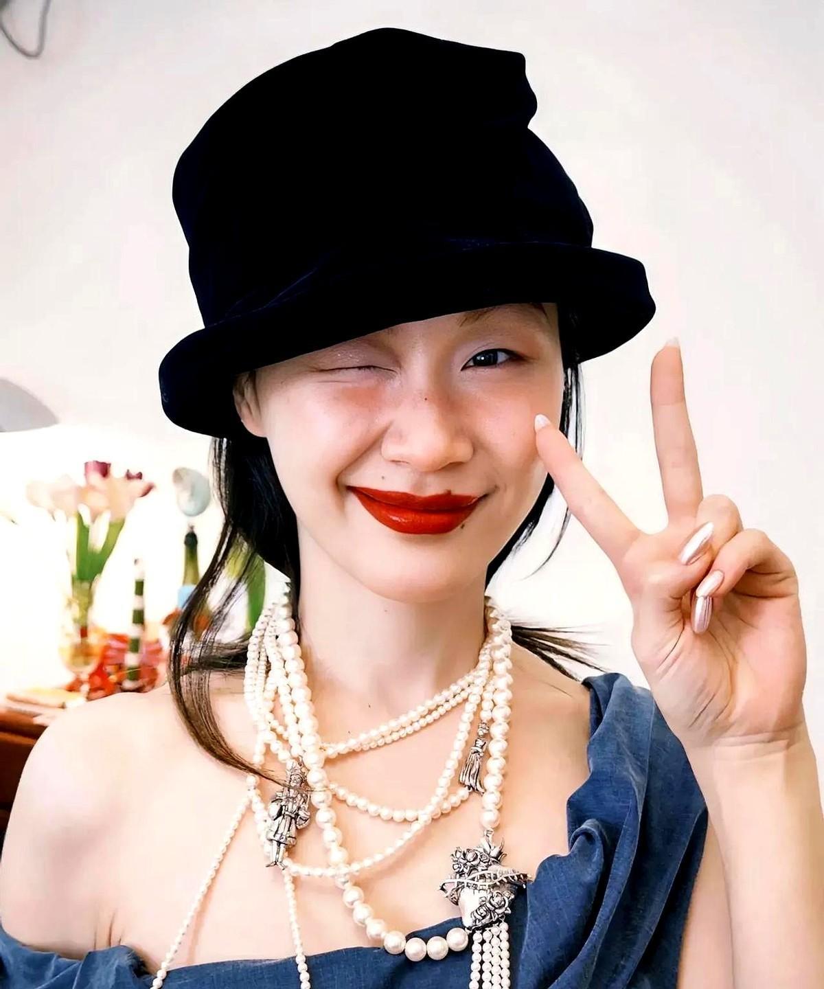 金靖说，28岁那年，我第一次给我老公舒奕橙发短信，我说，听我朋友说，你要找一个女