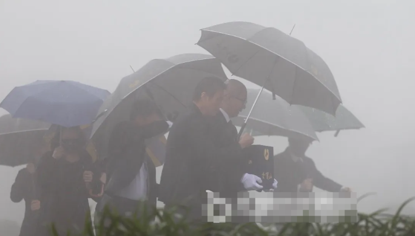 3月15日，大S的葬礼在台湾金宝山举行，天公似乎也为这位美容女王的离世感到悲伤，