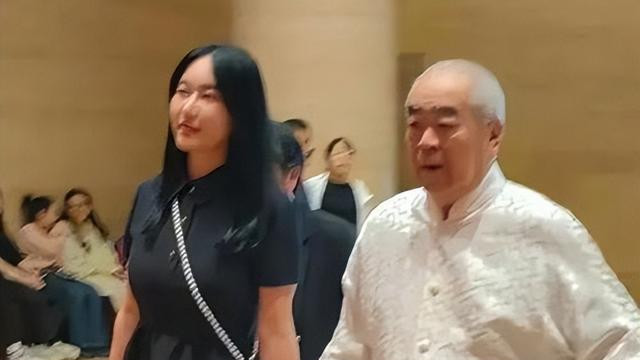 87岁范曾豪宅庆生精神十足，娇妻徐萌将他照顾的很好，穿布鞋抢镜