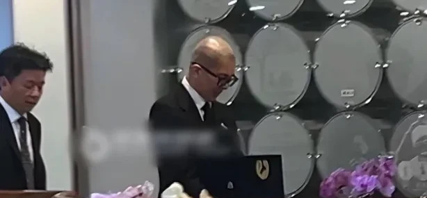 大S葬礼低调许雅钧引关注











大S的葬礼，真是让人意想不到的低