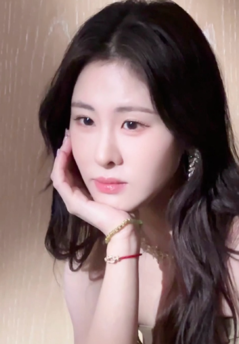 张碧晨这样子，是不是超有吸引力的，很可以！