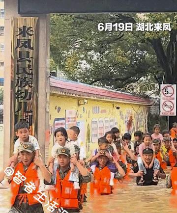 看到这一幕，被感动了的不止是孩子们的父母……
“军民鱼水情”在这一刻具象化了！
