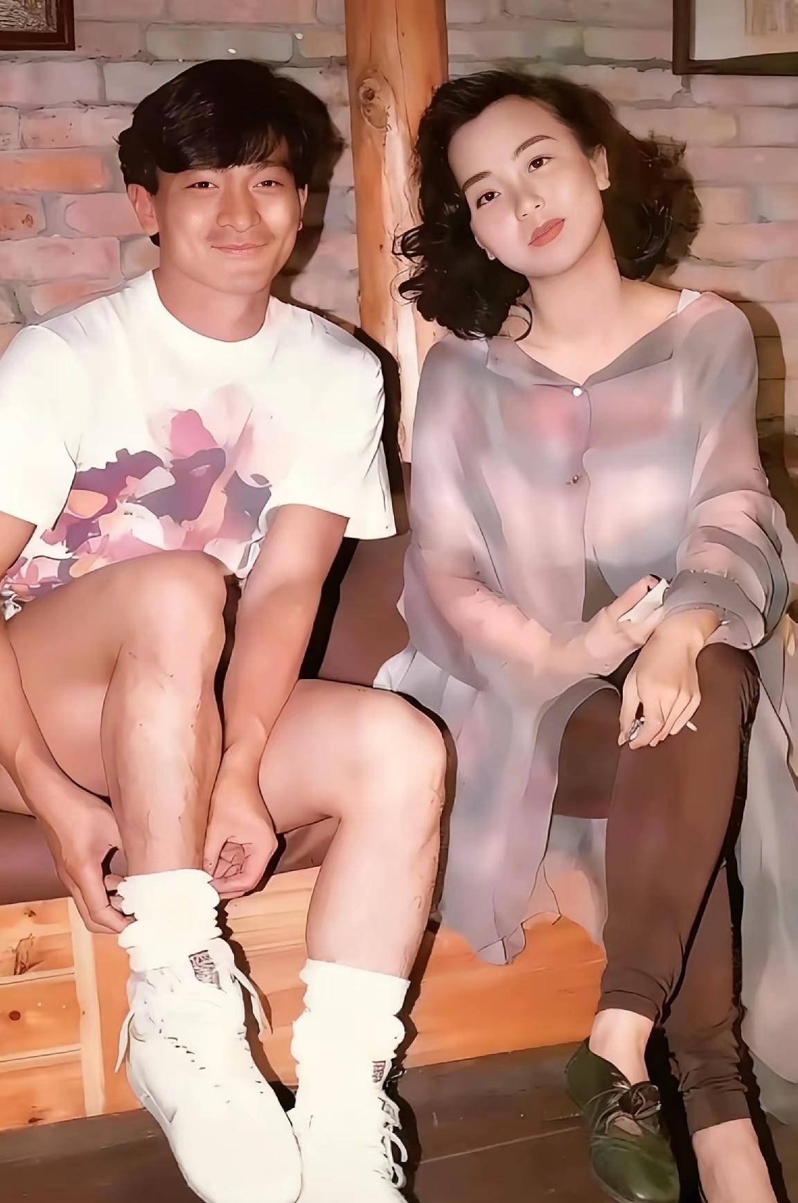 这两位是谁，你能认出来吗？女的看起来很漂亮呀！