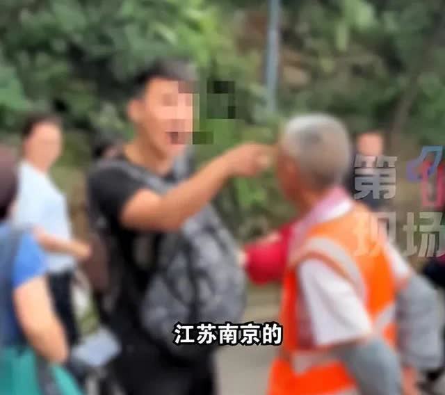 南京这名男子这下真出名了
外地人在不了解情况的前提下，最好不要盲目的指责，本地