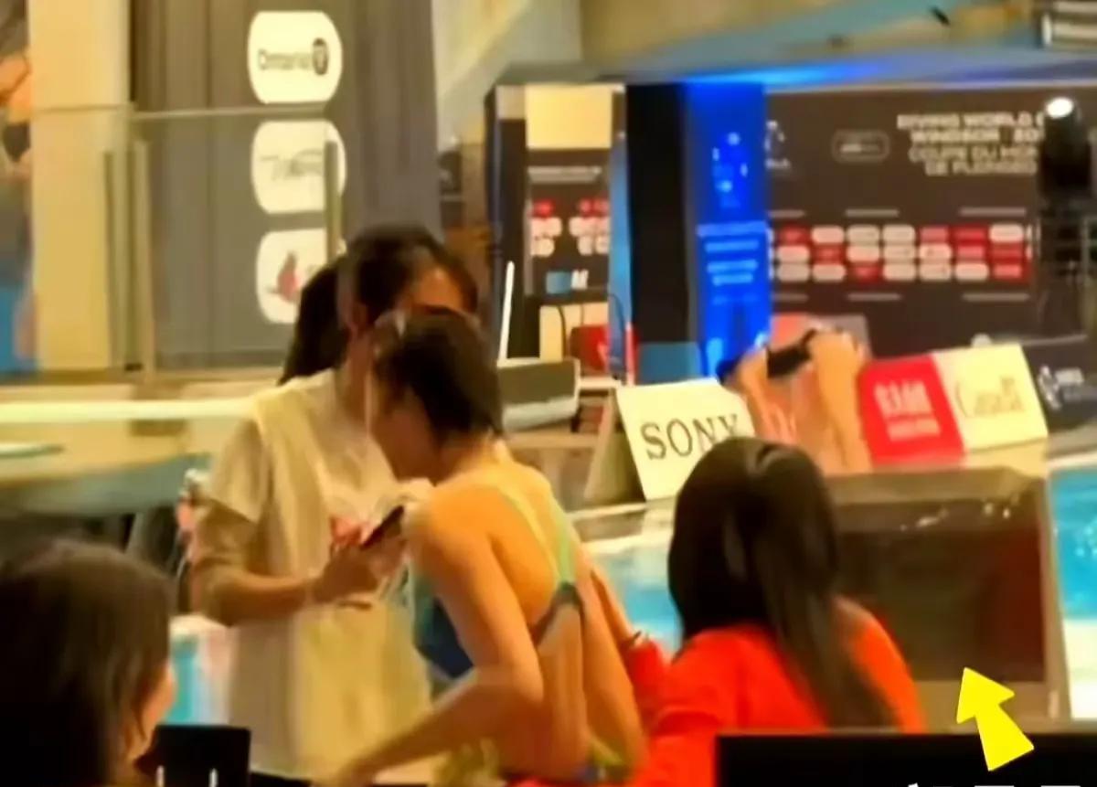 全红婵坐在郭晶晶怀里合影，陈若琳乐开了花，她们三才是惺惺相惜！
郭晶晶，一定懂全