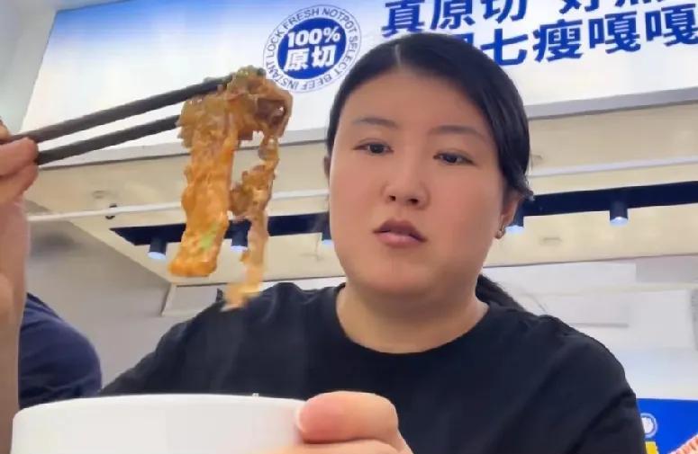 小二姐真是个大聪明，说是给婆婆送东西，其实另有目的…
小二姐的视频里，除了吃就是