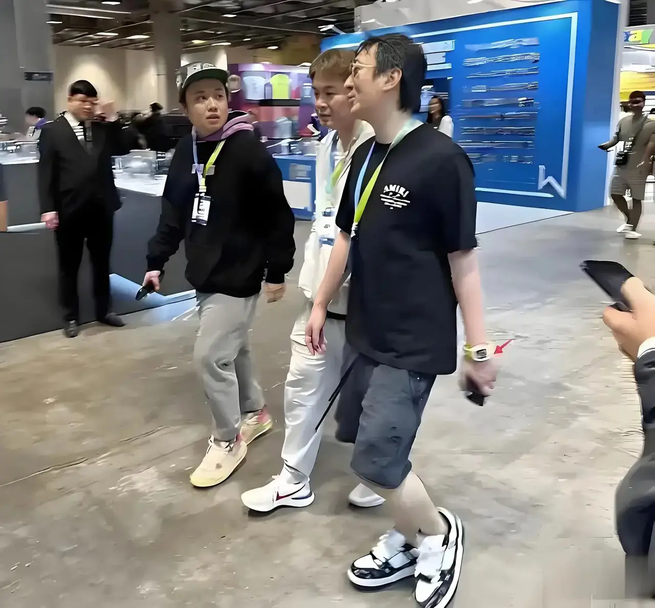 一块手表就要一万八，普通打工人近半年的收入！
不愧为首富的公子，全身上下都是品牌