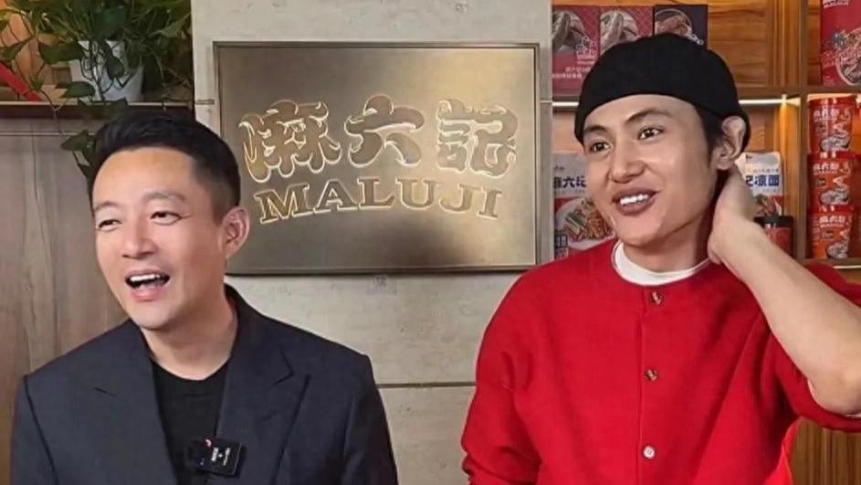 汪小菲复出直播秒变喜剧秀！擦桌PK小井引爆笑点，谁才是真大哥？