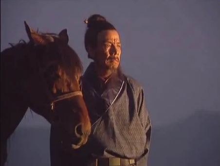 1991年，《三国演义》拍摄期间，魏宗万哭诉：“太不公平了，凭什么唐国强坐轮椅那