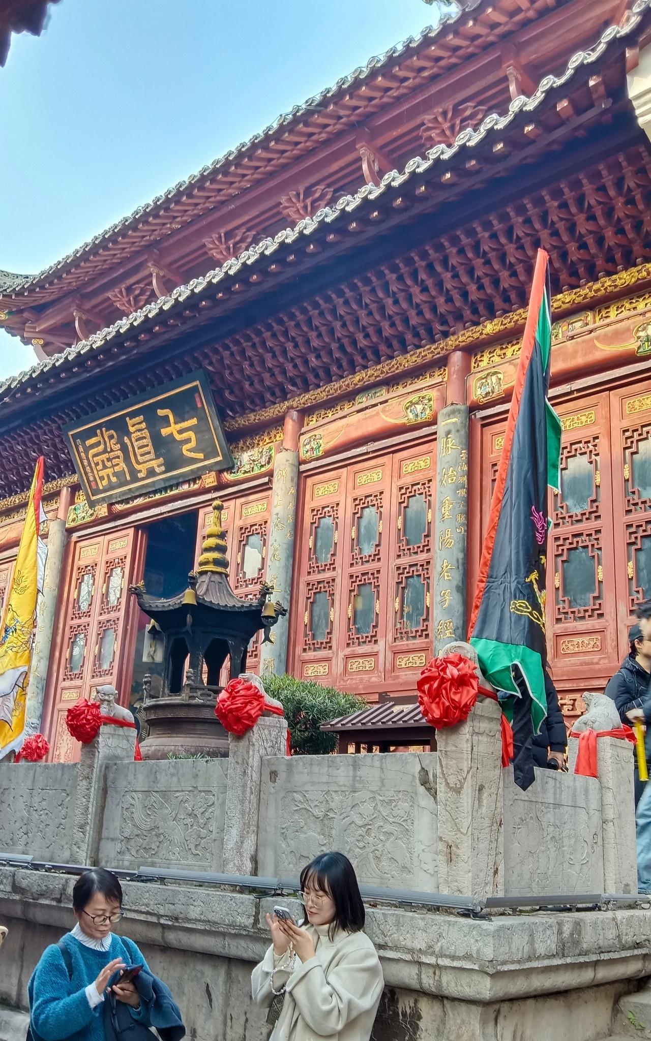 实事求是本应是探寻事物的本质，然而许多人却陷入了片面的实事求是，恰似盲人摸象一般