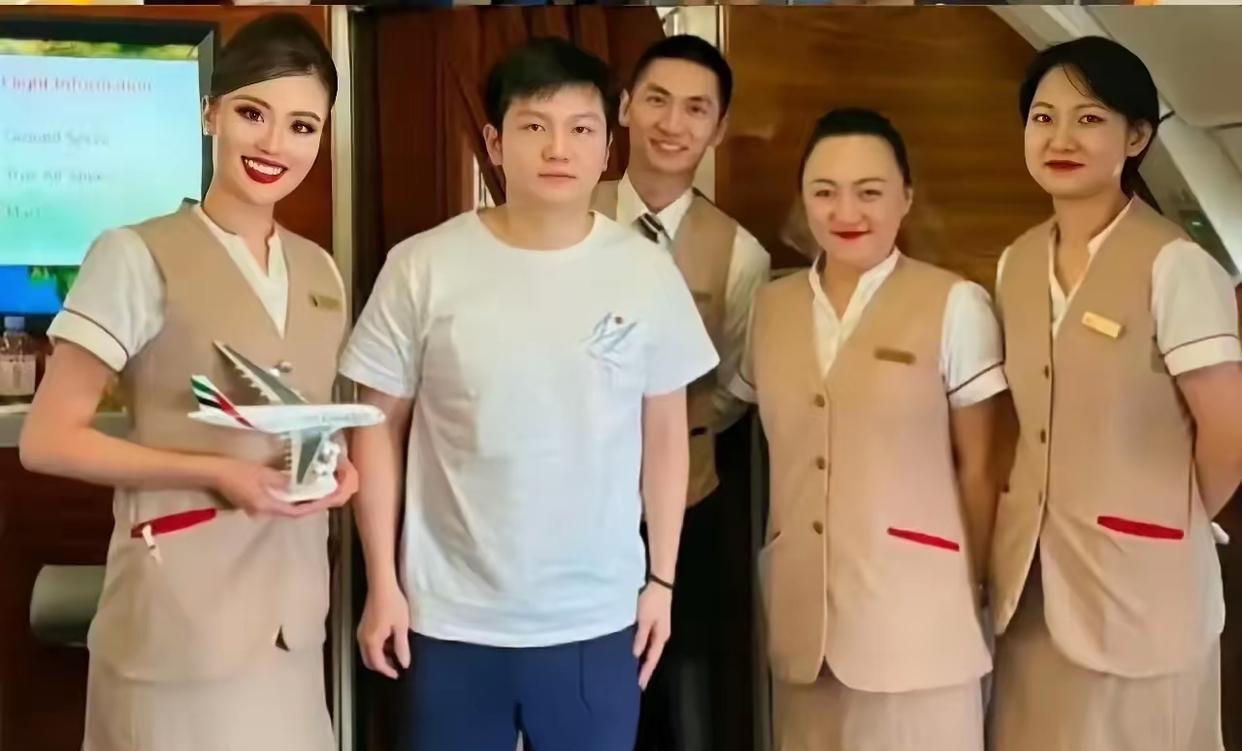 樊振东现在一个人飞德国太惨了，
东东在飞机上想上厕所，
空姐一看，
这不是可爱的
