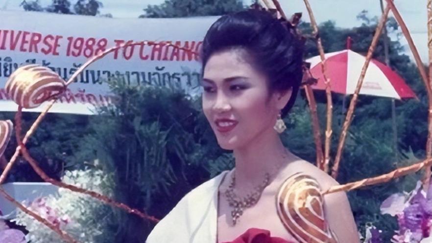 泰国前总理英拉有多美？20岁清纯动人成选美冠军，现58岁风韵犹存