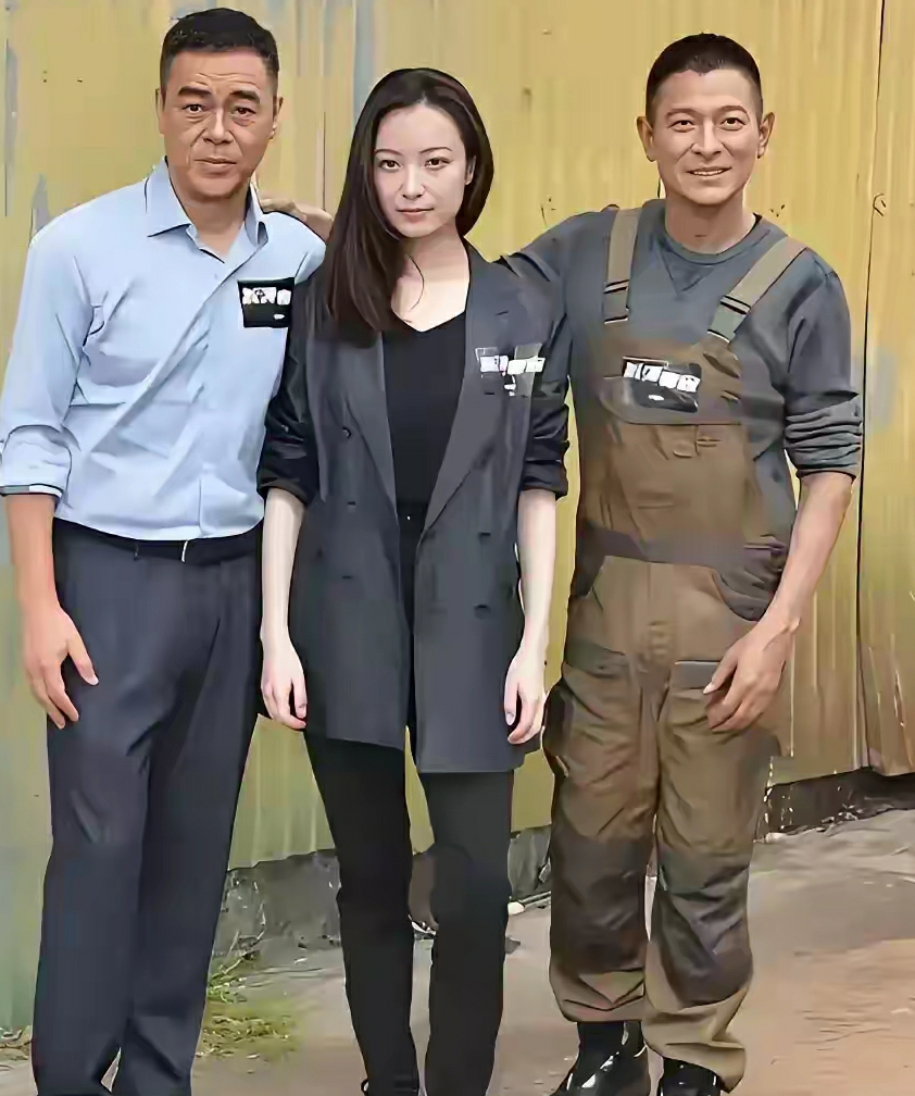 刘德华华仔站边上，美女站C位，她是谁？应该很厉害吧！