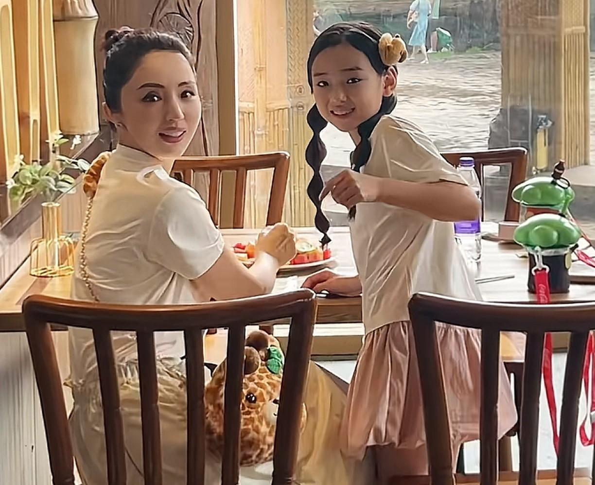 感觉以后小酒窝的颜值肯定会超过妈妈董璇。妈妈的眉毛是那种英气一点的，而小酒窝的眉