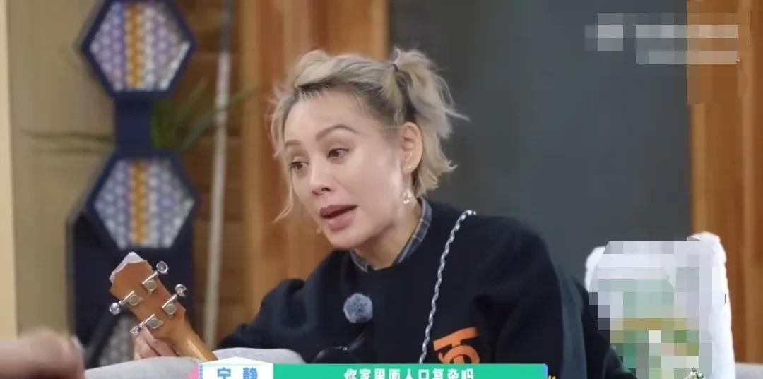 宁静直言不讳的问汪峰：“你家里人口复杂吗？”
汪峰被这突如其来的问题吓到吧，愣了