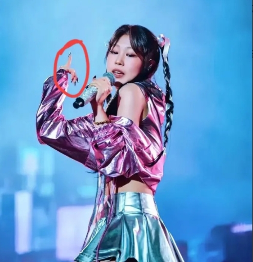 坑爹的富二代见得多了！

被爹坑的还是第一次见！

小沈阳女儿勤勤恳恳练习唱歌跳