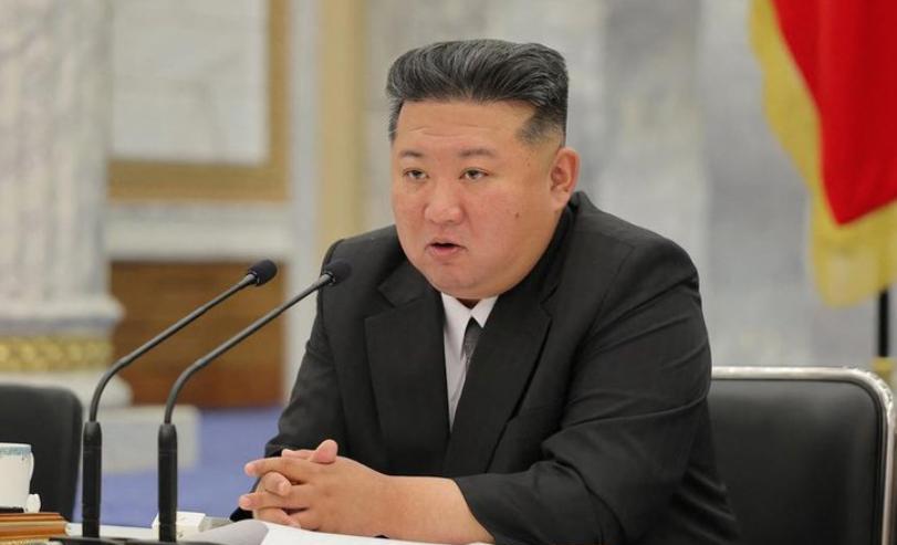 金正恩斗志昂扬。
朝鲜中央通讯社6月13日报道，朝鲜领导人金正恩于6月12日出席