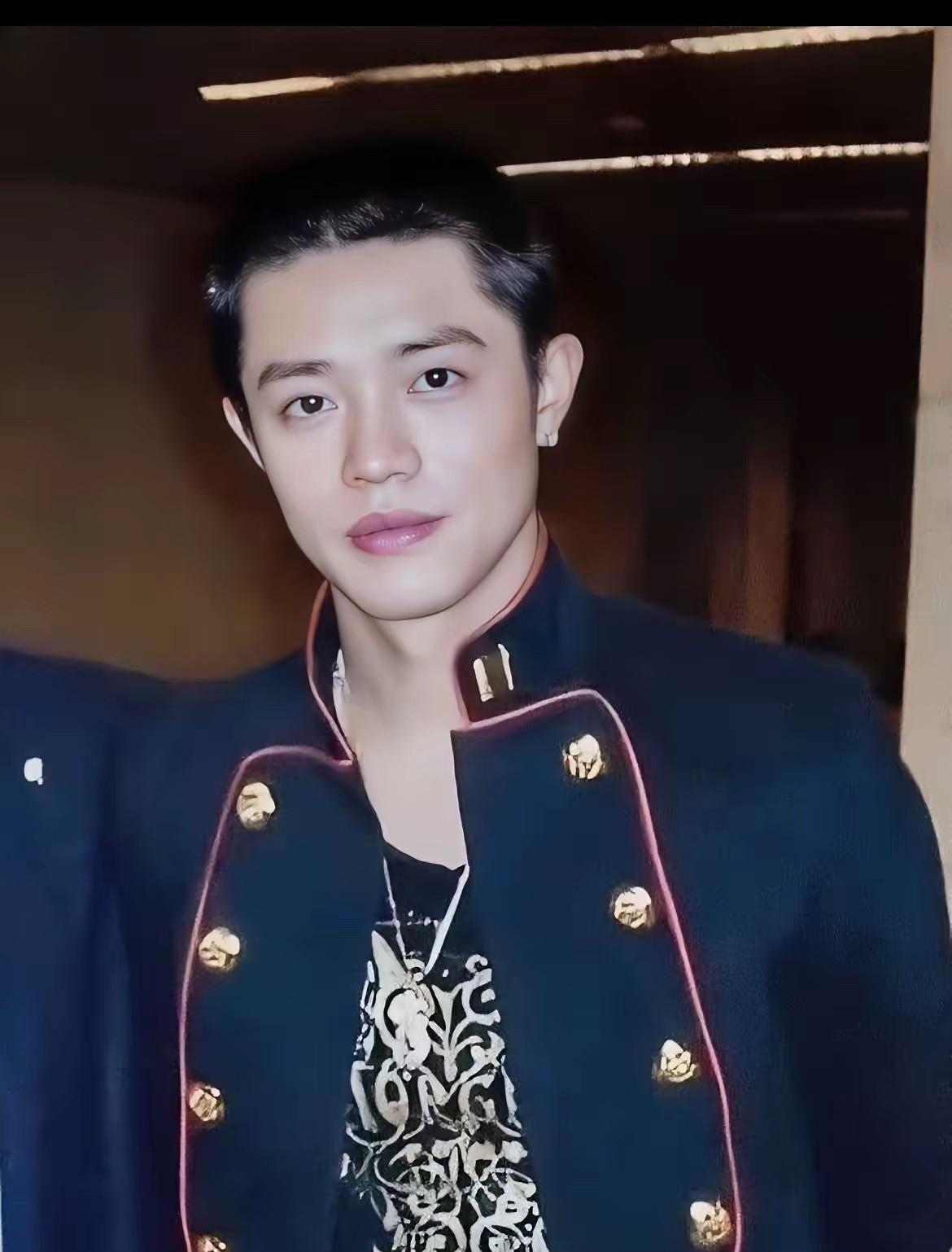 我觉得一个表，全社会没必要搞得如此大惊小怪，即使有点颜色，也在能容忍的范围，那个